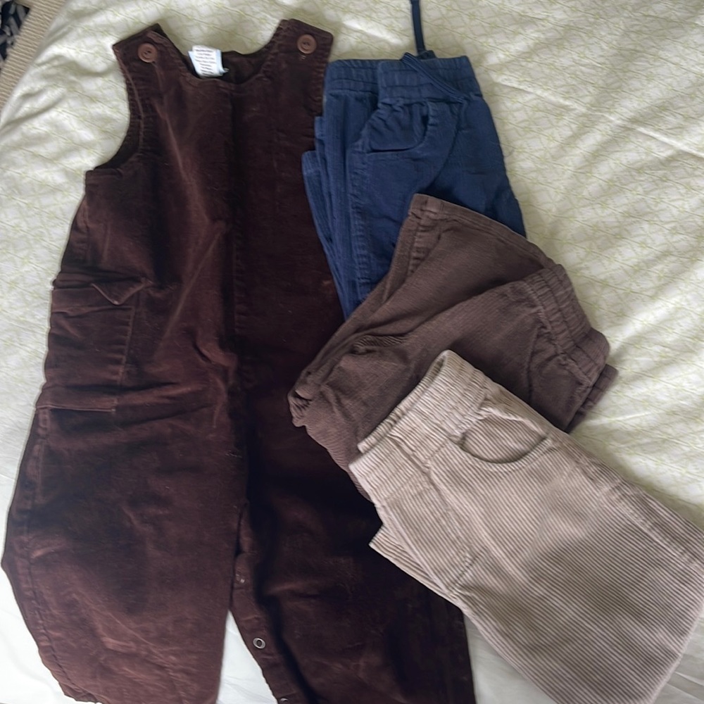 Three pairs 3T pants and jumper